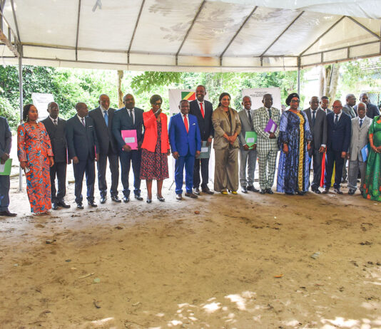 Remise des lettres de missions aux différents instituts de la recherche Les ministres et les directeurs généraux
