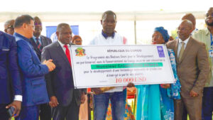 Crépin Vital NZAKA avec son cheque 